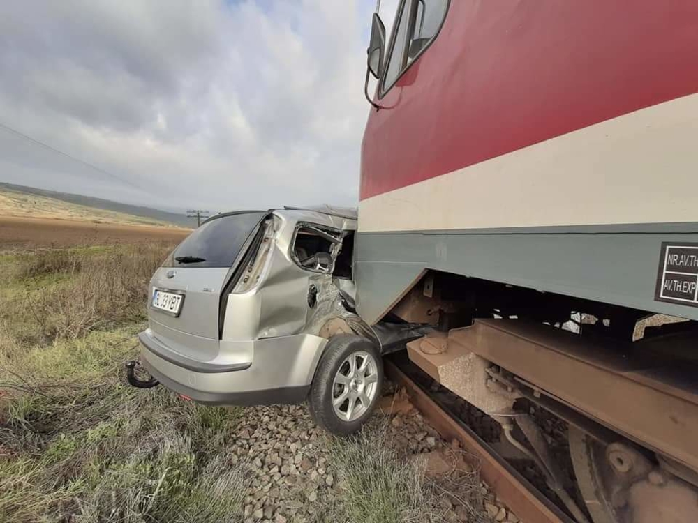 O mașină a fost lovită de tren în Pașcani! Șoferul a rămas încarcerat