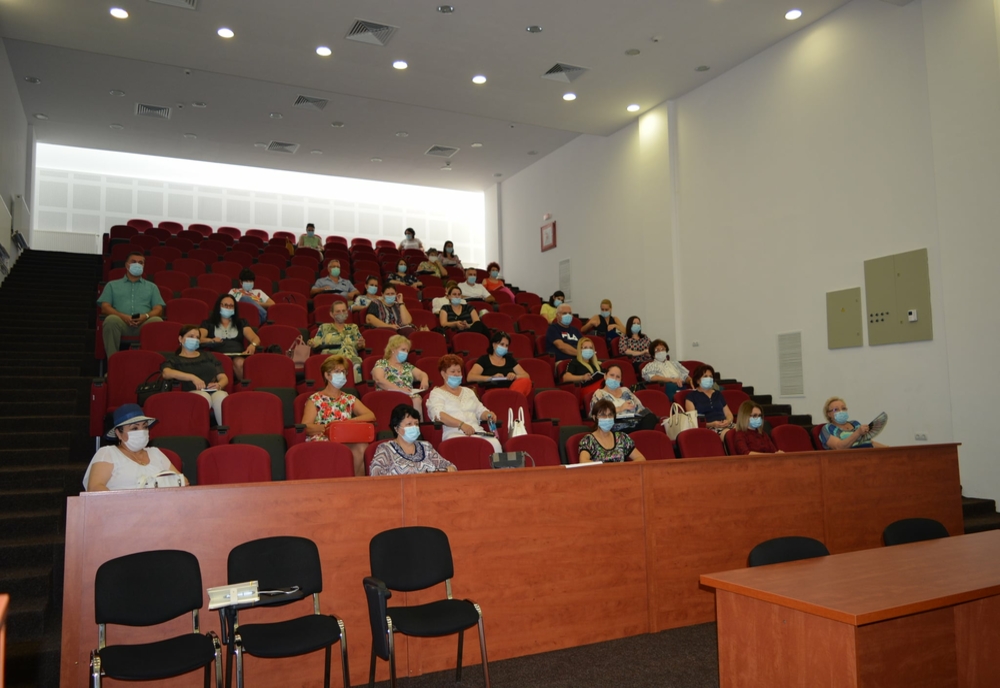 Profesorii din Giurgiu vor purta măști și viziere la orele de curs