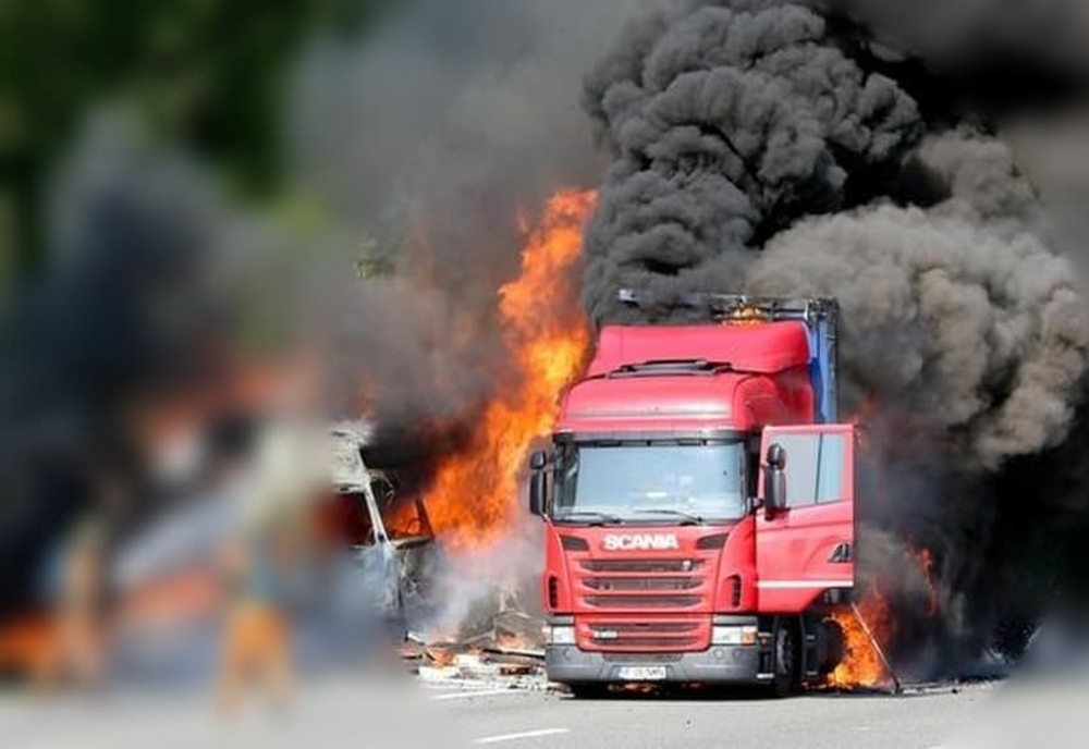 Un autocamion încărcat cu flori a luat foc pe DN 61