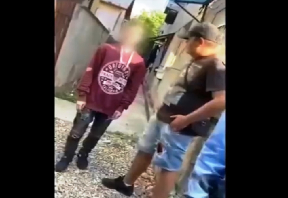 VIDEO. Băiat din Vâlcea, bătut şi umilit de trei tineri din Târgu Jiu