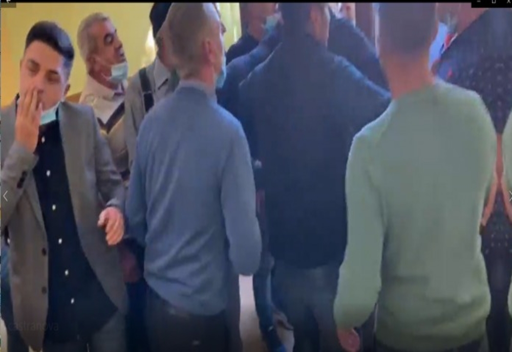 VIDEO. Un primar din Dolj l-a bătut pe fiul contracandidatului său, în secţia de votare