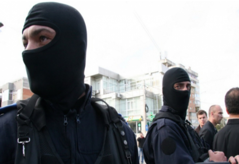Pistol găsit de poliţişti, în urma unor percheziţii la Dăbuleni