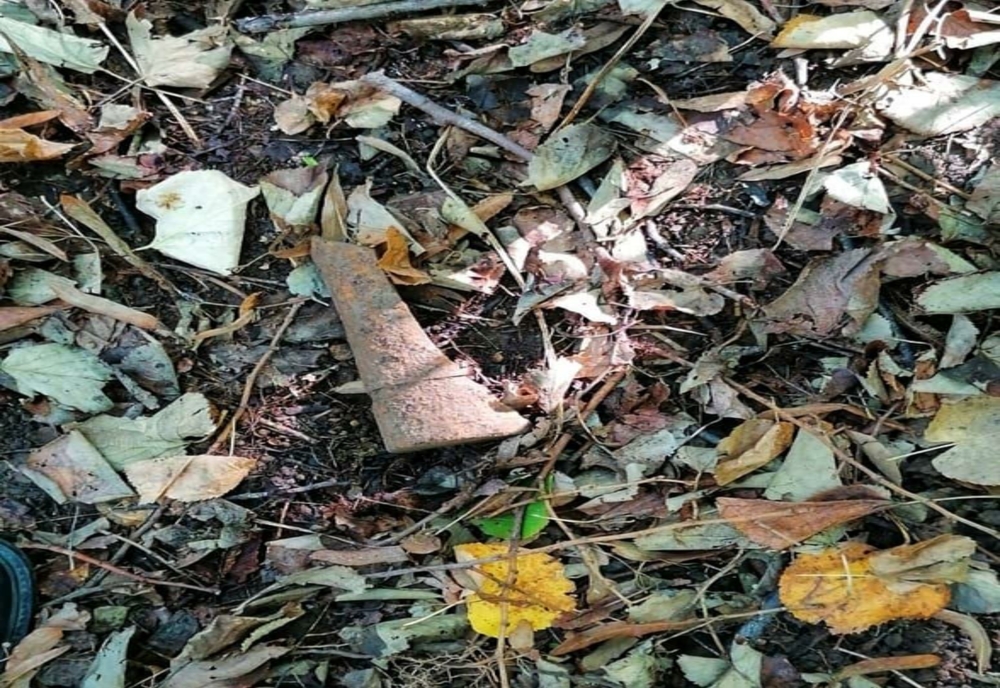 Fragment dintr-un proiectil de calibru 76 mm, descoperit în pădurea Comana