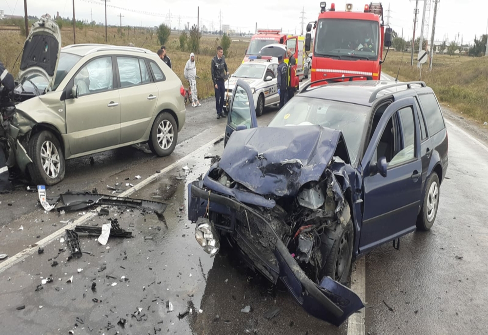 FOTO| Două mașini făcute praf după ce s-au ciocnit în Ialomița. Doi tulceni răniți