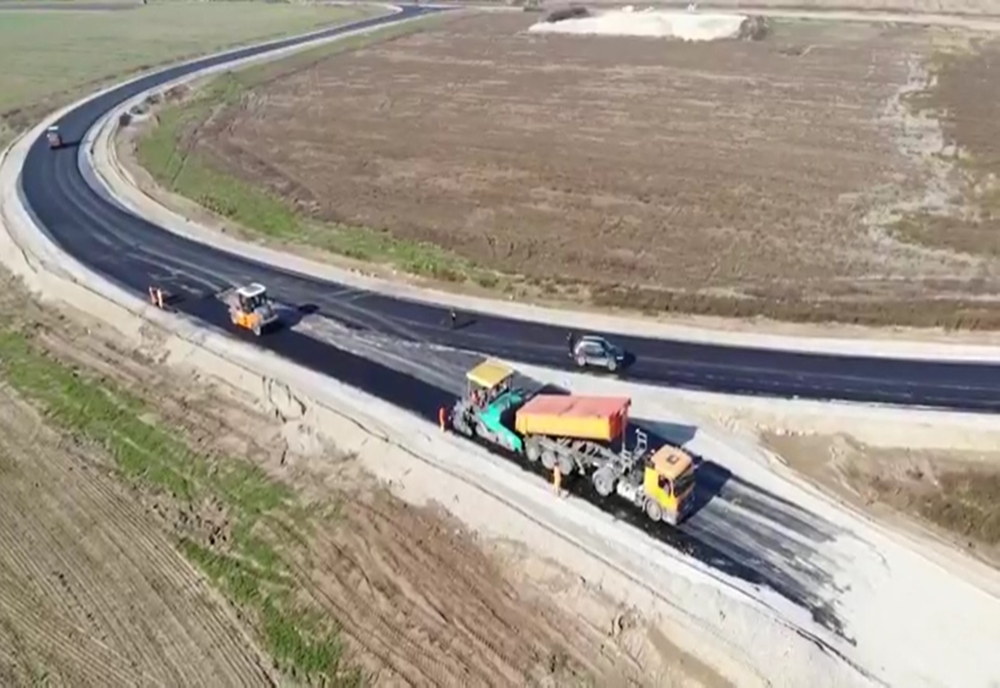 VIDEO. Se asfaltează pe Drumul Expres Craiova-Piteşti