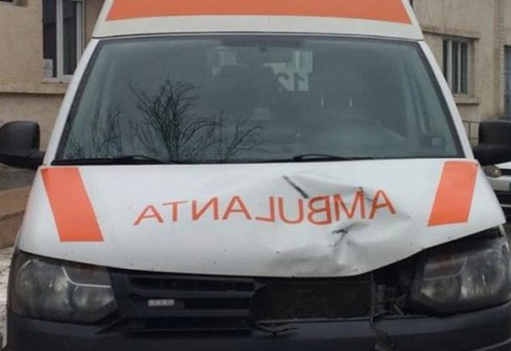Ambulanță implicată într-un accident în Suceava