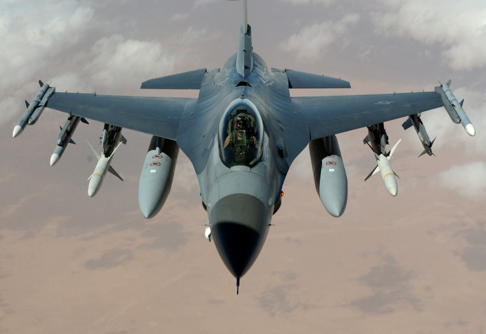 Două avioane F-16 Fighting Falcon, din lotul de cinci, au sosit în România