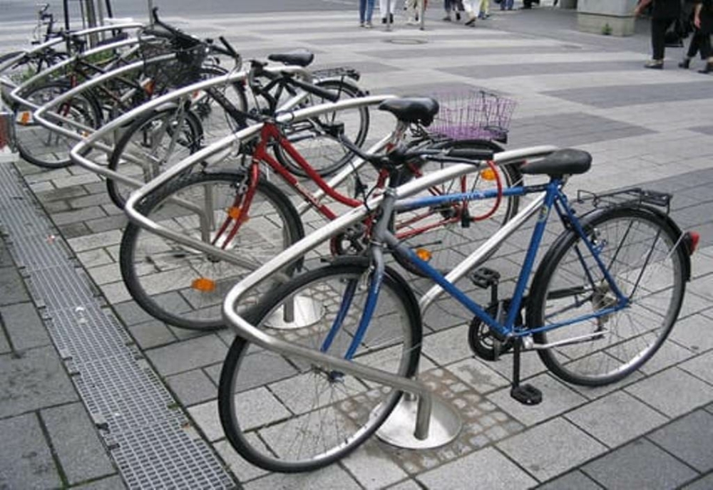 Clădirile de utilitate publică, obligate să aibă parcări pentru biciclete