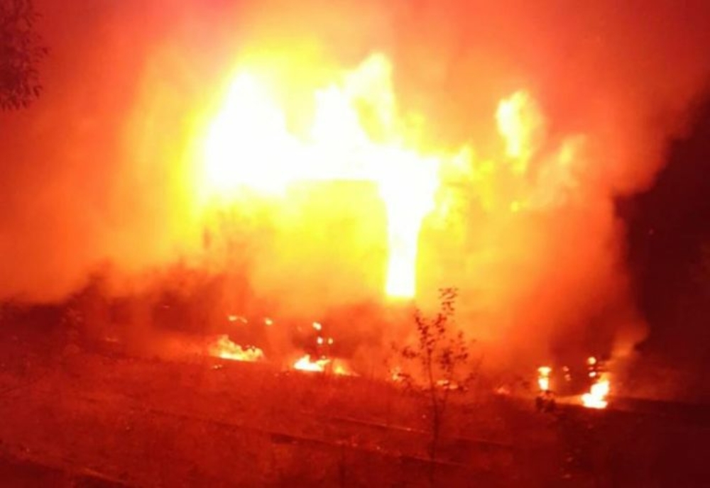 Locomotiva unui tren de marfă, cuprinsă de flăcări în județul Hunedoara