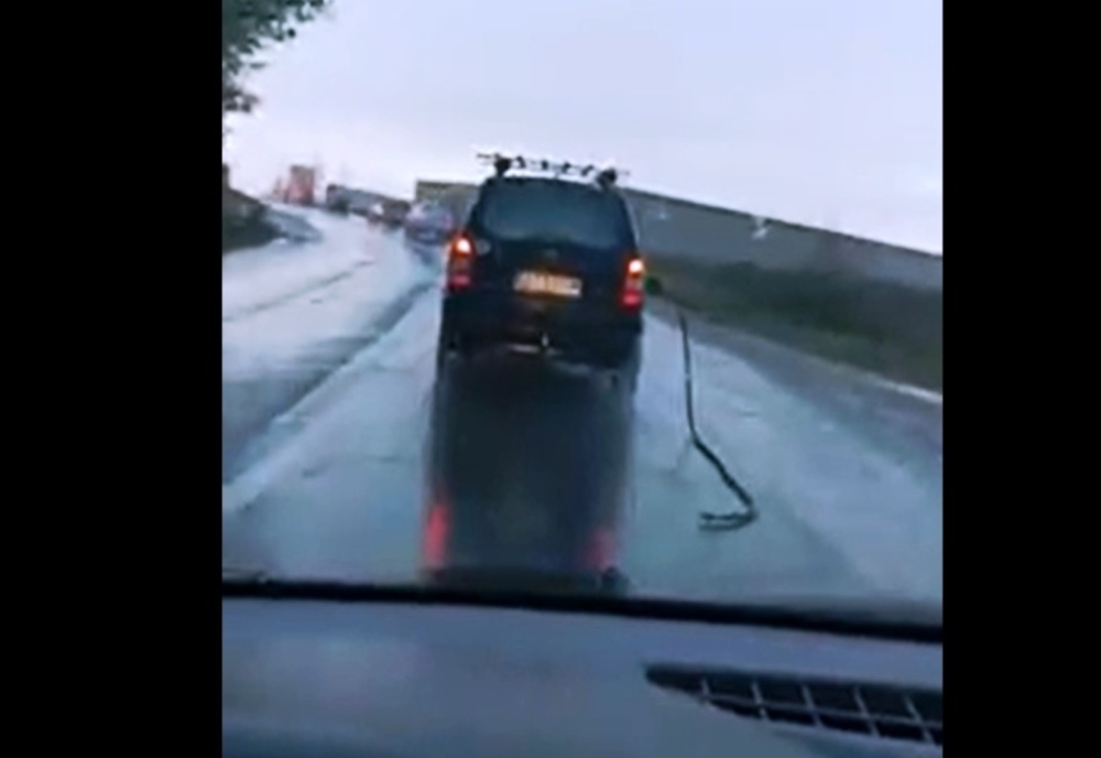 VIDEO. Un şofer a plecat cu pompa de carburant după el şi a condus aşa mai mulţi kilometri