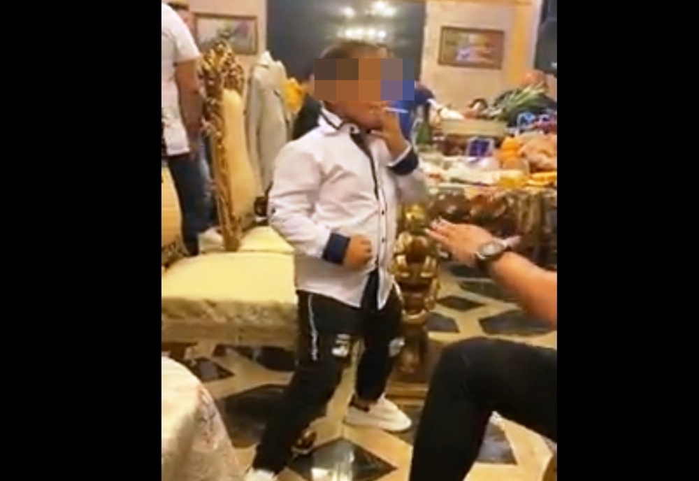 Minor filmat în timp ce fumează, la petrecere în Craiova