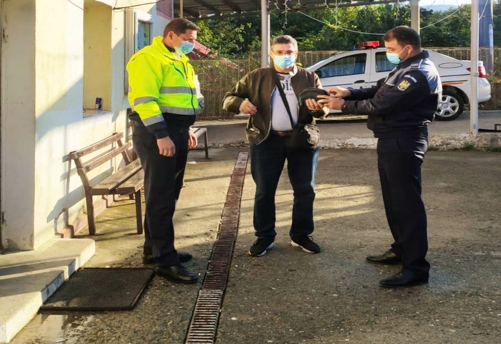 Un bărbat din Mureş a găsit o borsetă cu bani pe marginea unui drum din Gorj şi a dus-o la poliţie