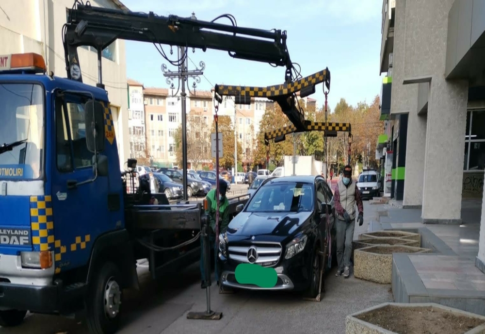 De luni se ridică mașinile parcate ilegal în Iași