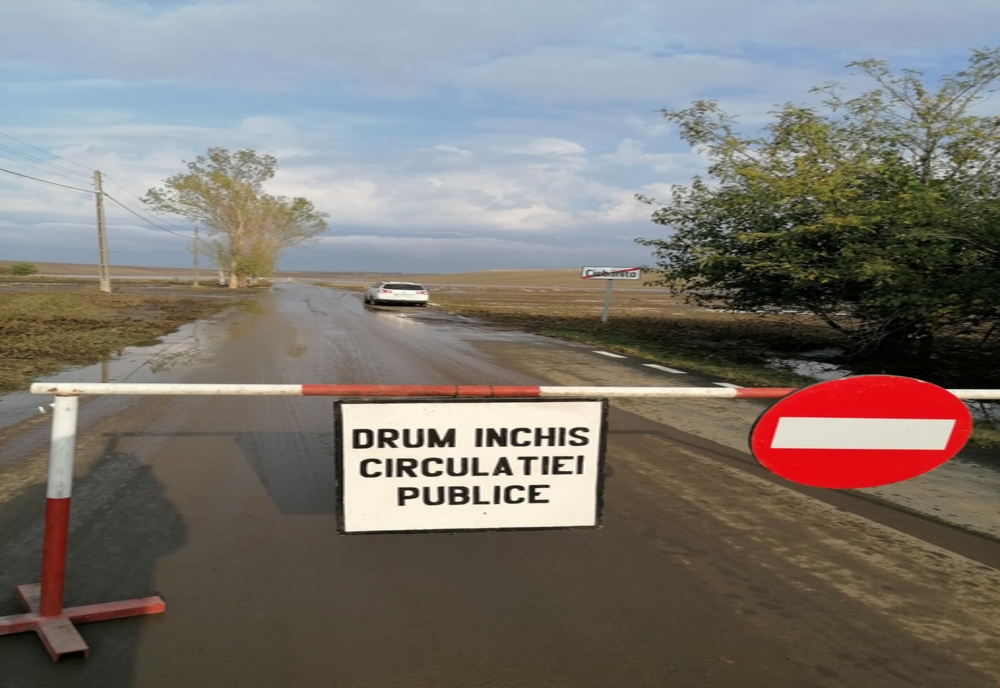 VIDEO| Drum județean închis din cauza inundațiilor. Rute ocolitoare
