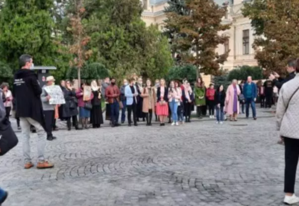 A doua zi de proteste la Mitropolia din Iași