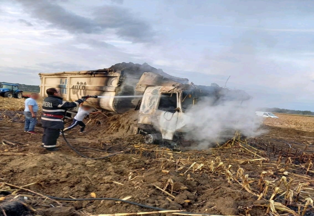 Un camion a luat foc pe un câmp, la Prundu