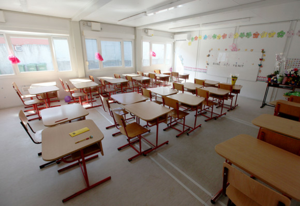 Trei clase de la o şcoală din municipiul Constanţa trec în scenariul roșu