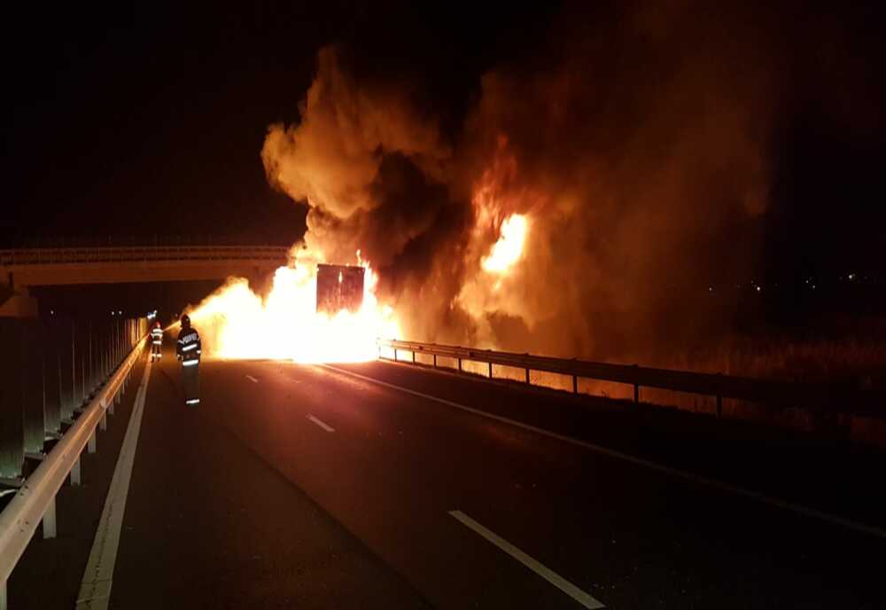 Un camion plin cu lemne a luat foc pe Autostrada A1. Circulația în zonă, întreruptă