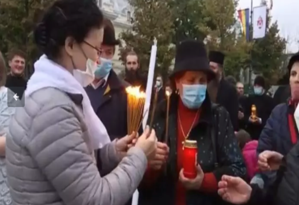 Sute de oameni au ieșit în stradă la Iași în semn de protest față de interzicerea pelerinajului și atingerea raclei cu moaște