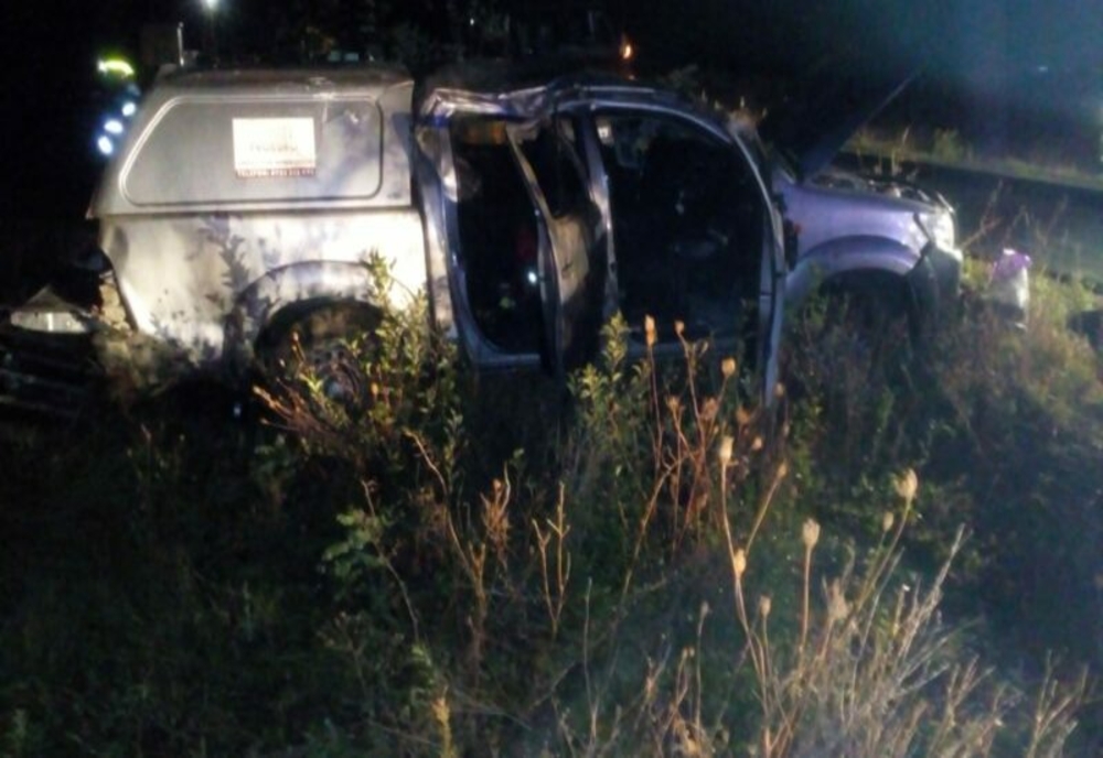 O mașină s-a răsturnat pe un drum din Timiș. Două persoane au ajuns la spital