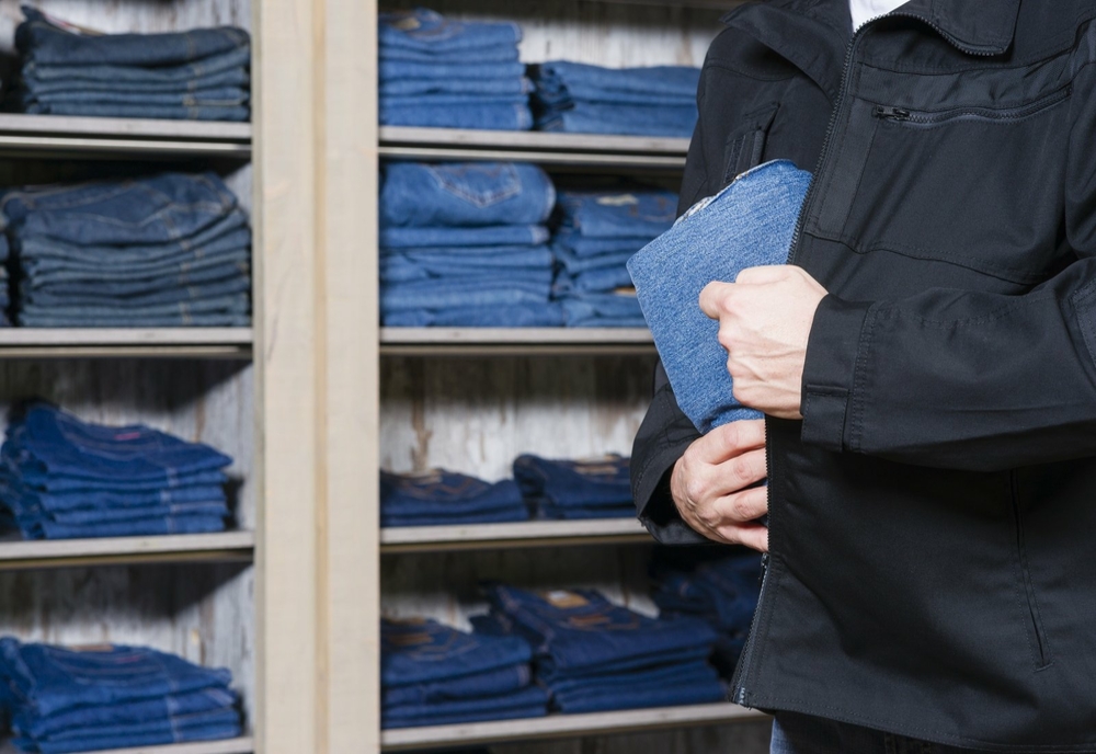 Control judiciar pentru un tânăr care a luat haine din magazin fără să le achite
