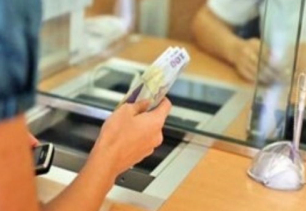 VIDEO Jaf cu bilețel la o bancă din București: „Dacă nu-mi dai banii, te tai”. Atacatorul a obținut 10.000 de lei