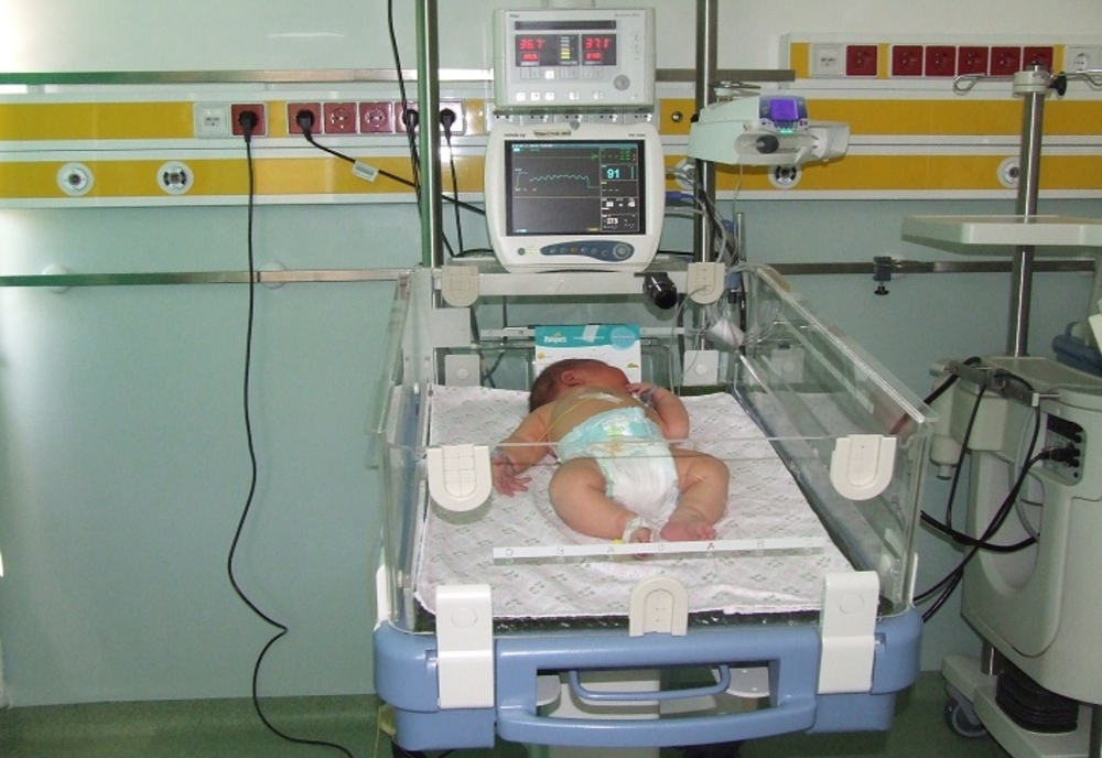 Doi bebeluși cu coronavirus, transferați la Maternitatea Bega din Timișoara