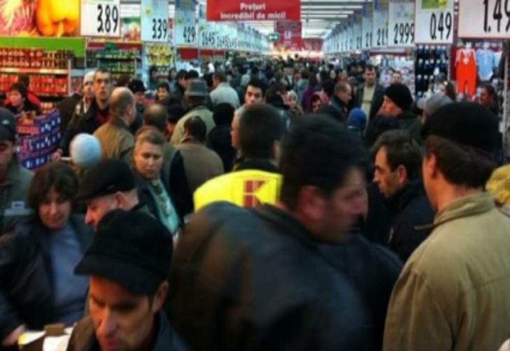 Îmbulzeală la un supermarket din Alexandria: zeci de oameni s-au călcat în picioare pentru carne de porc – VIDEO