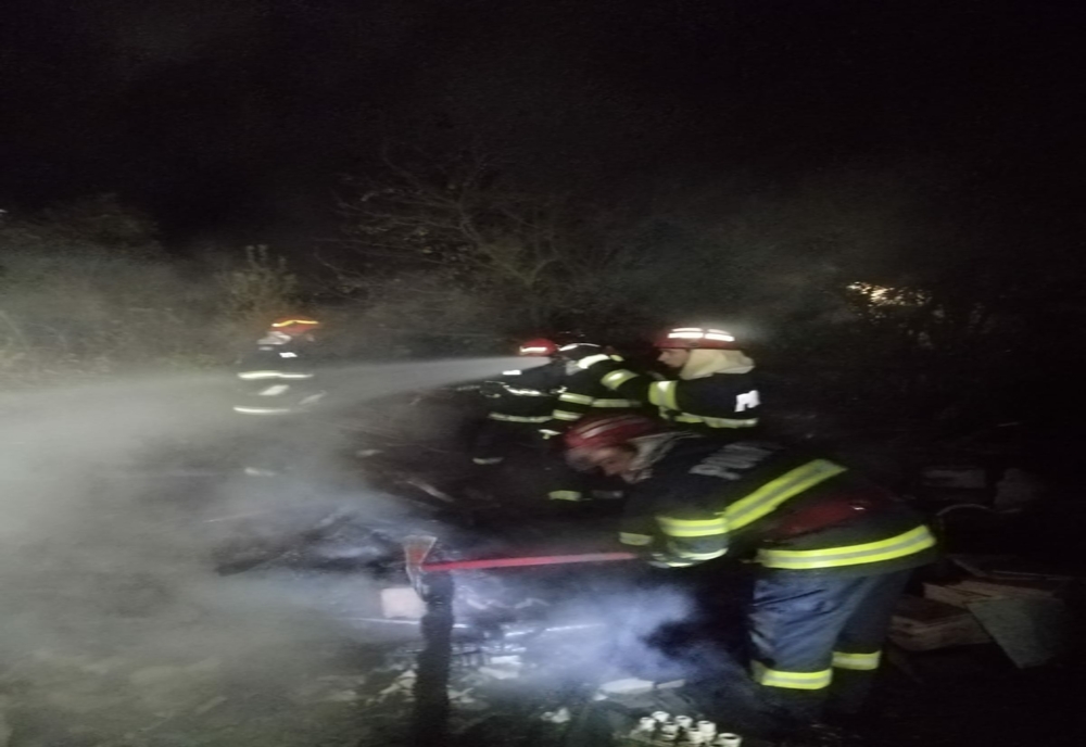 FOTO| Incendiu puternic la Drăgoești .O femeie transportată de urgență la spital