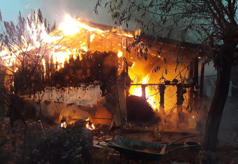 Incendiu puternic la o locuință din localitatea Poiana