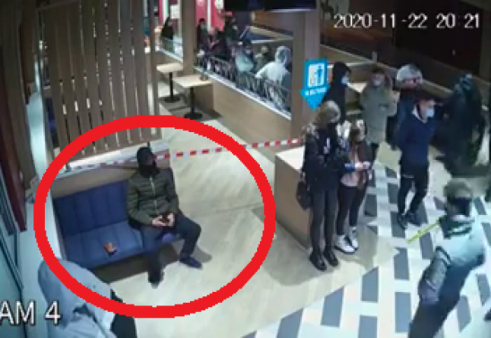 Un portofel uitat pe o banchetă într-un fast-food, golit de bani de doi indivizi