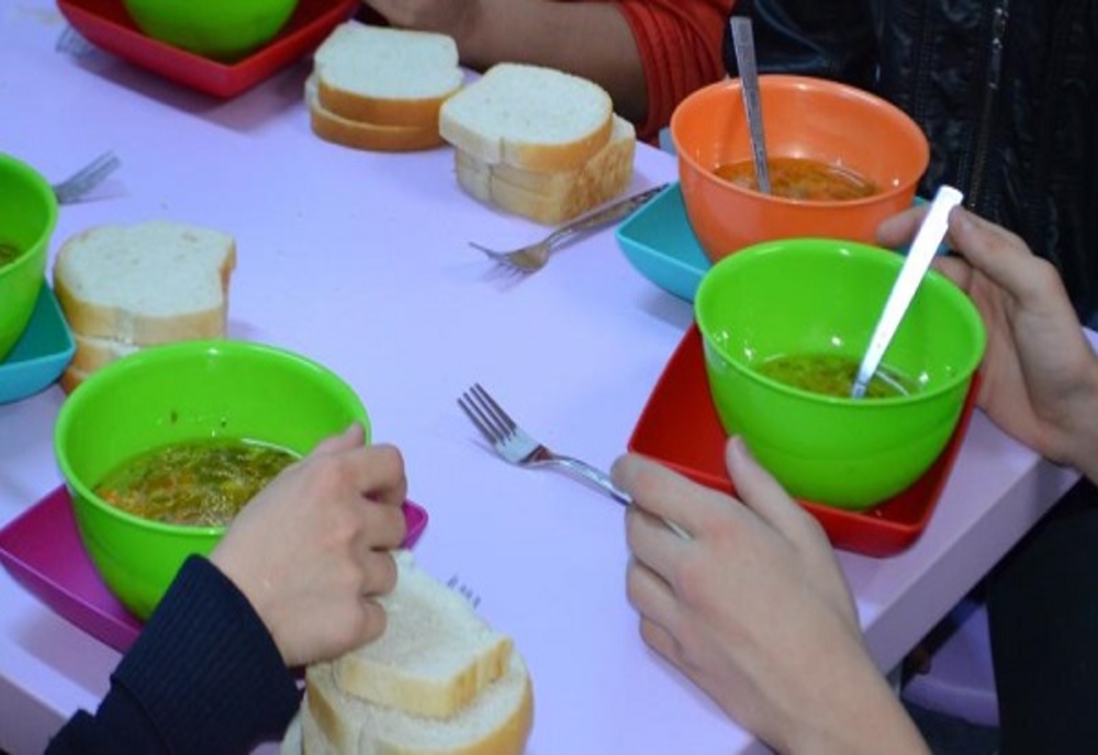 Primăria Târgu Jiu dă nevoiaşilor din oraş carduri pentru mese calde