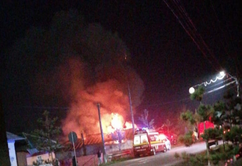 FOTO} Incendiu violent în Jegălia. Acoperișul unei case a fost înghițit de flăcări