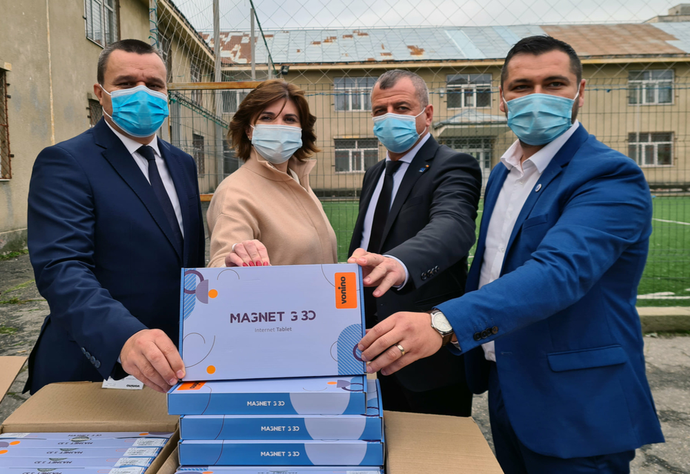 Ministrul Educaţiei a adus tablete copiilor din Teleorman