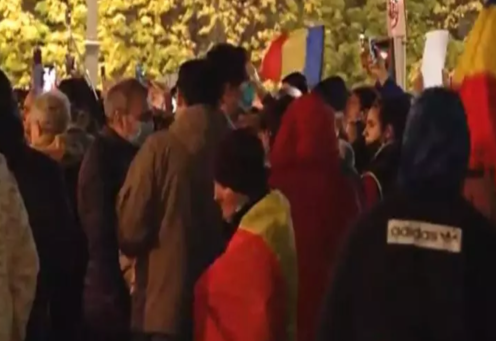 Protest în Piața Victoriei din București față de noile restricții impuse de autorități