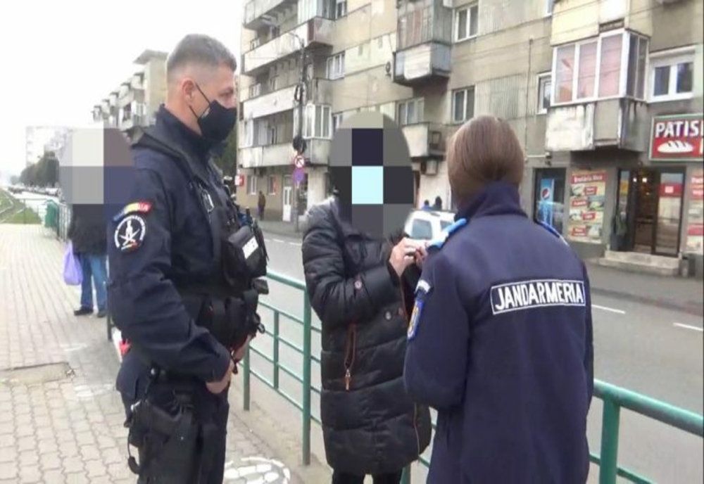 Femeie confirmată cu COVID-19, descoperită de jandarmi într-o stație de tramvai din Arad