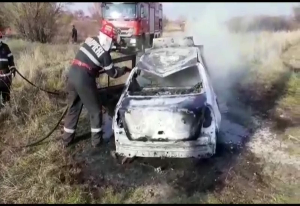 VIDEO. Un autoturism a fost incendiat pe un câmp din Olt. Poliţiştii au deschis o anchetă