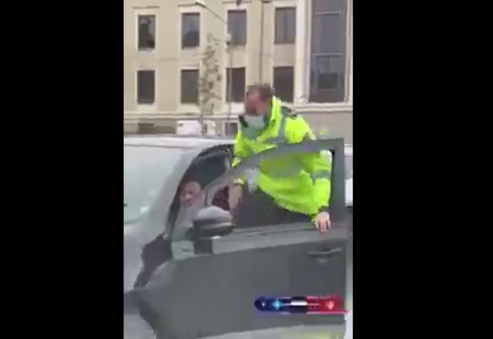 Imagini incredibile în centrul Clujului! Un poliţist s-a urcat pe o maşină aflată în mers pentru a nu fi călcat