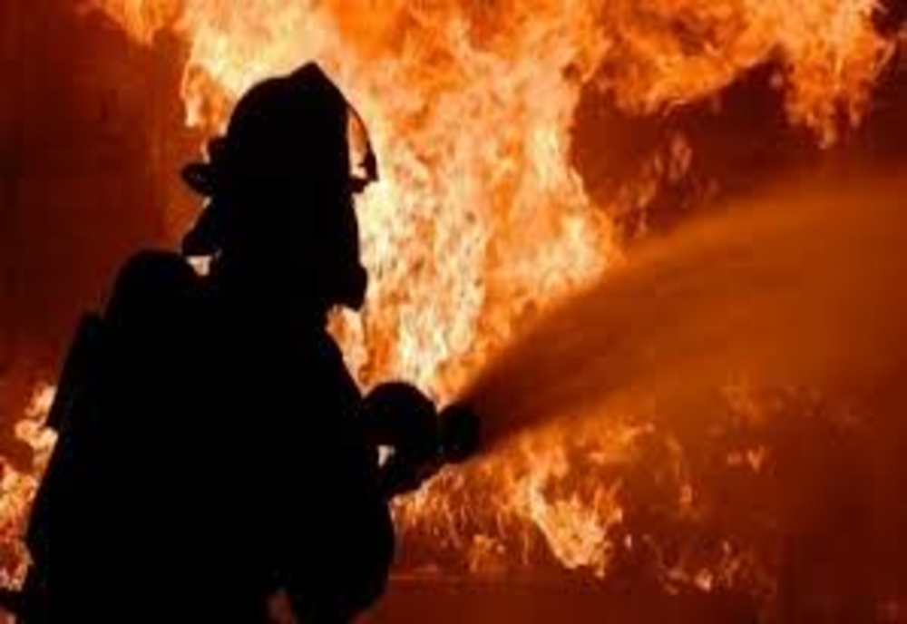 Un bărbat  a murit carbonizat după ce i-a luat foc casa