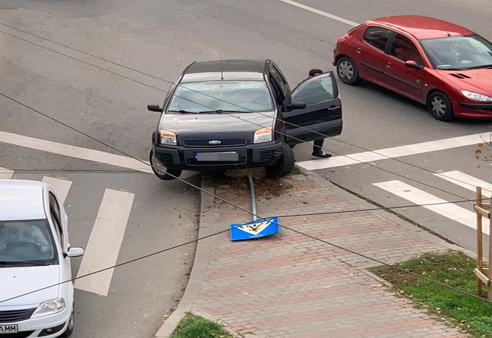 Se întâmplă în Slatina: Un şofer băut a urcat cu maşina pe trotuar şi a doborât un semn de circulaţie – VIDEO