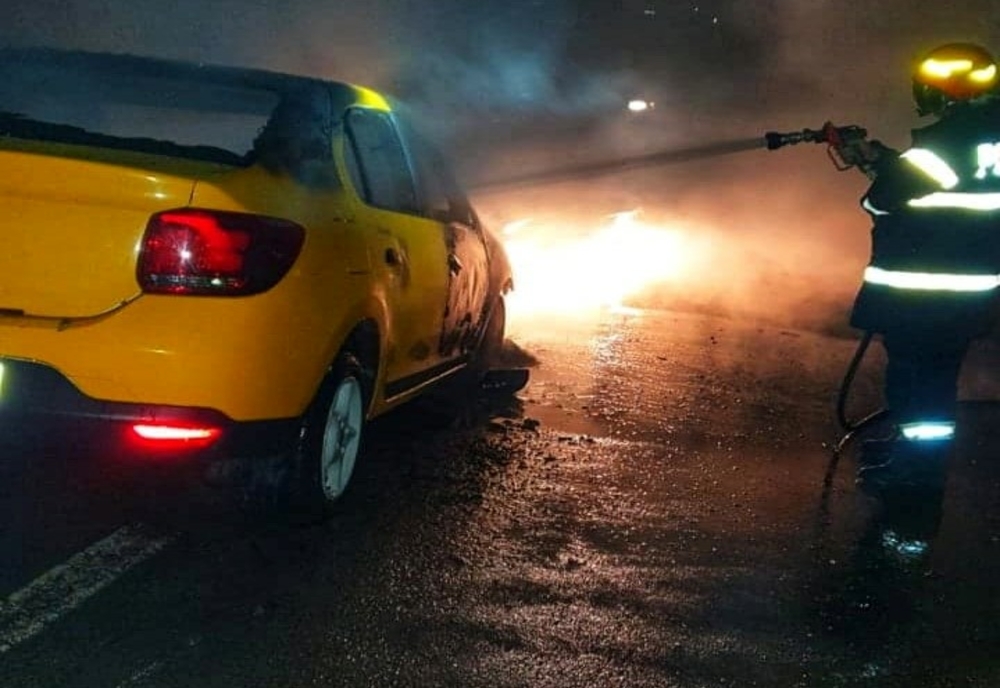 Taxi în flăcări pe un drum din apropiere de Valea Plopilor! De ce a luat foc mașina