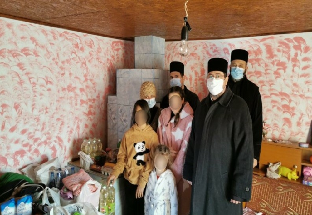 Sprijin din partea bisericii pentru o familie cu trei copii din localitatea Costache Negri, rămasă fără locuinţă în urma unui incendiu