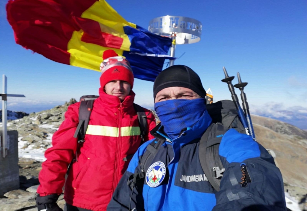 Drapelul României arborat la înălțime, la cota 2.519 metri, pe Vârful Parângul Mare