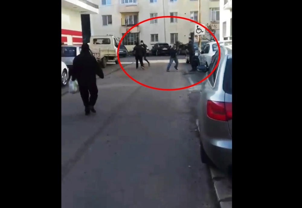 VIDEO. Bătaie în fața unui supermarket din jud. Vâlcea: un copil, rănit grav în altercație. Cinci bărbaţi au fost reţinuţi