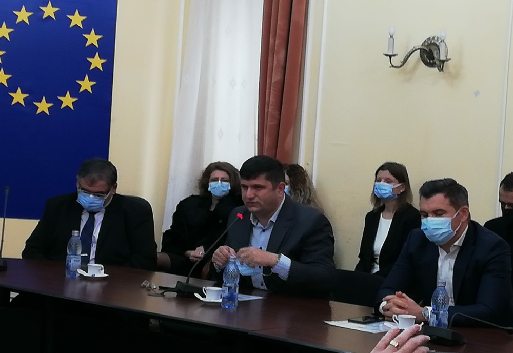 Dolj: Deputatul AUR Ringo Dămureanu şi-a dat masca jos, la înmânarea mandatelor noilor parlamentari