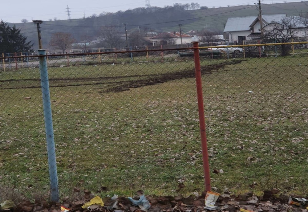 FOTO. Ce a păţit un bărbat care s-a apucat să are terenul de fotbal dintr-o localitate