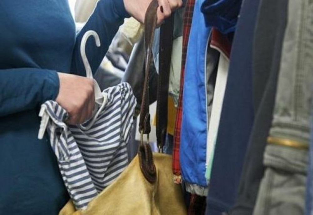 Hoață profesionistă care a furat de mai multe ori haine din magazin, reținută de polițiști