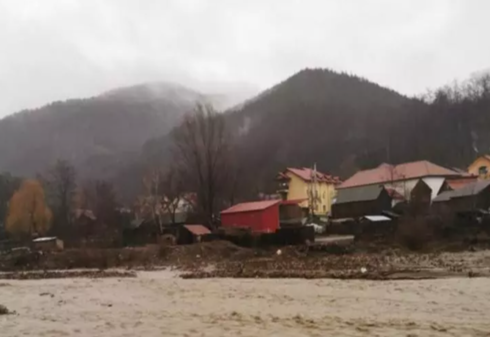 Trei sate au rămas izolate după ce două poduri au fost luate de viitură