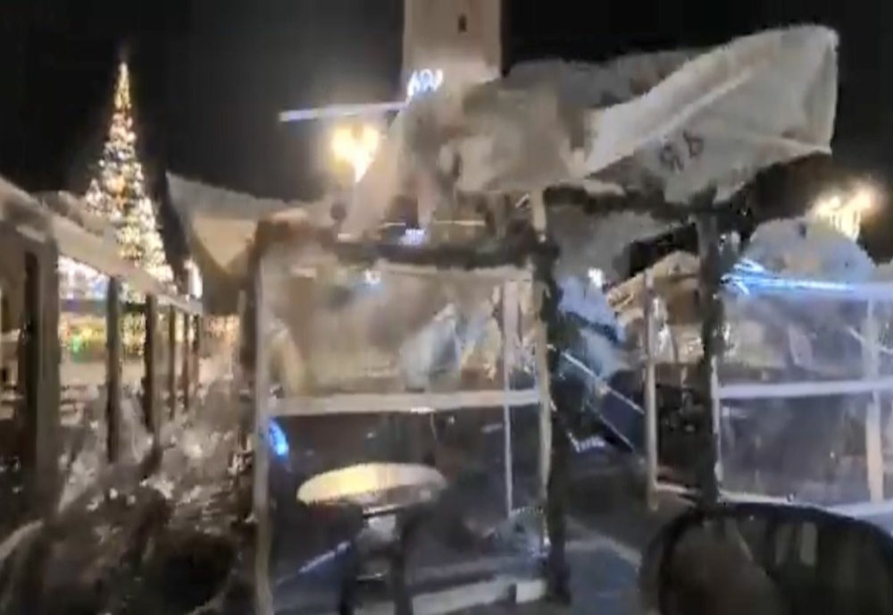 VIDEO Terase distruse de vânt, în Piața Sfatului