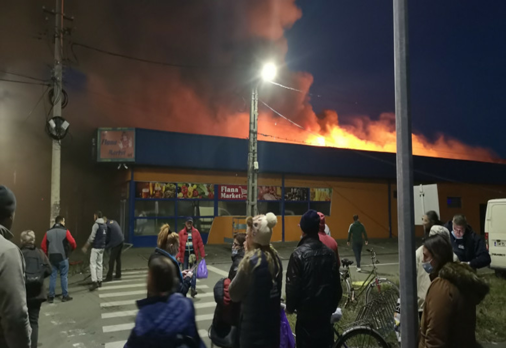 Incendiu la un supermarket din Arad. S-a prăbușit tavanul, intervenție dificilă